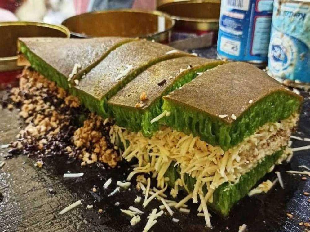 Martabak Untari: Rasa Manis yang Menggoda di Jantung Cilacap